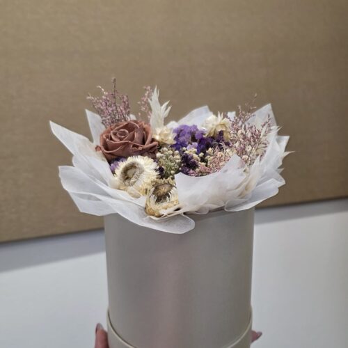 Siva vintage cvjetna kutija