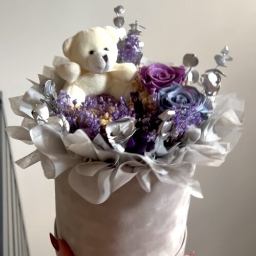 Srebrna cvjetna kutija s ljubičastim detaljima