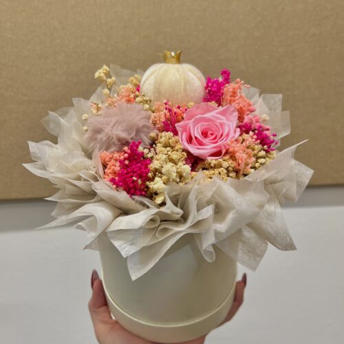 Bijela kutija s roza ružom