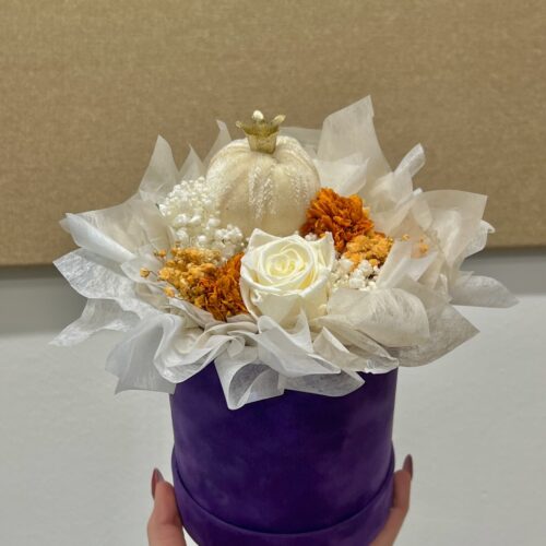 Ljubičasta cvjetna kutija s narančastim ružama