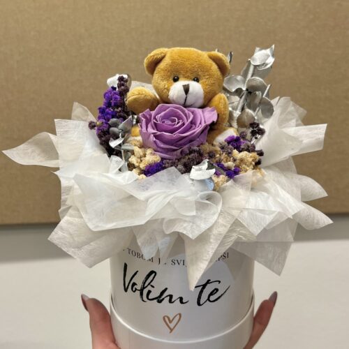 Bijela cvjetna kutija s medvjedićem