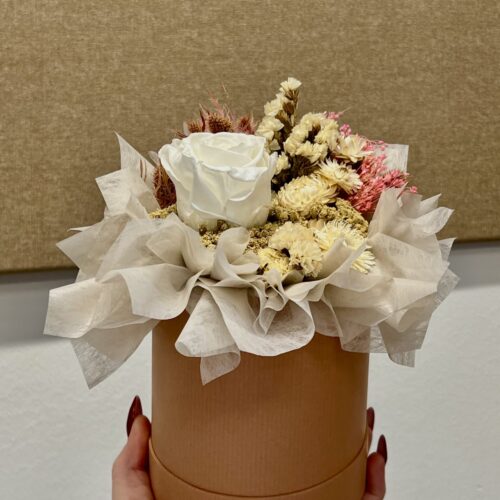 Krem cvjetna kutija s nježnim tonovima