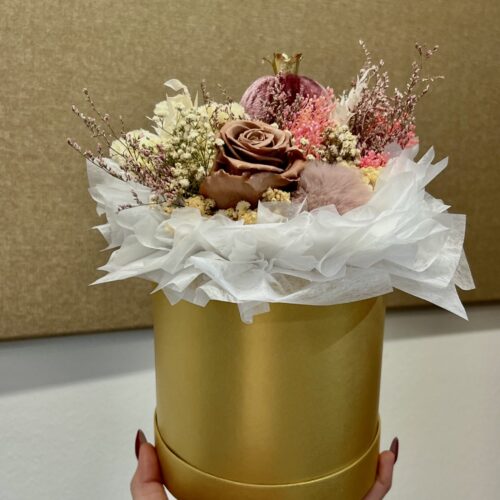 Zlatna vintage cvjetna kutija