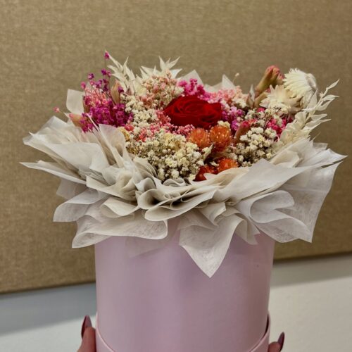 Roza kutija s crvenom ružom