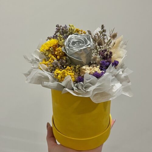 Žuta cvjetna kutija sa srebrnom ružom