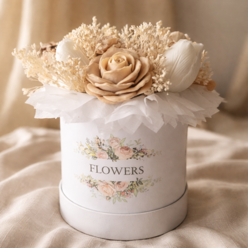 Bijela cvjetna kutija s bež ružom