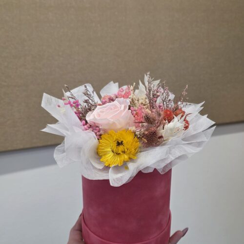 Roza kutija sa žutim cvijetom